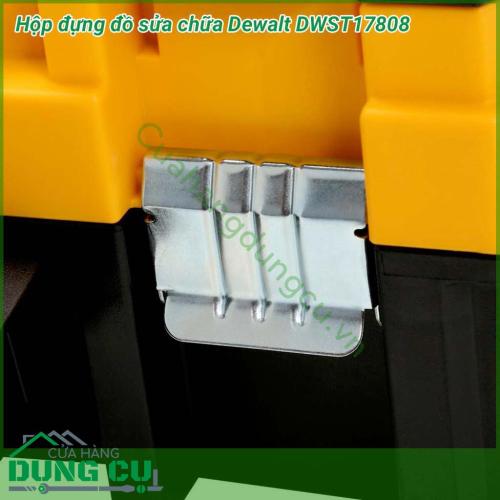 Hộp đựng đồ sửa chữa Dewalt DWST17808 được làm từ chất liệu nhựa cao cấp chống va đập và chịu lực tốt. Phần tay cầm được thiết kế rất đa dạng và tiện dụng giúp xách di chuyển dễ dàng .Thùng được trang bị kẹp sắt chắc chắn giúp không rơi đồ ở mọi tư thế.