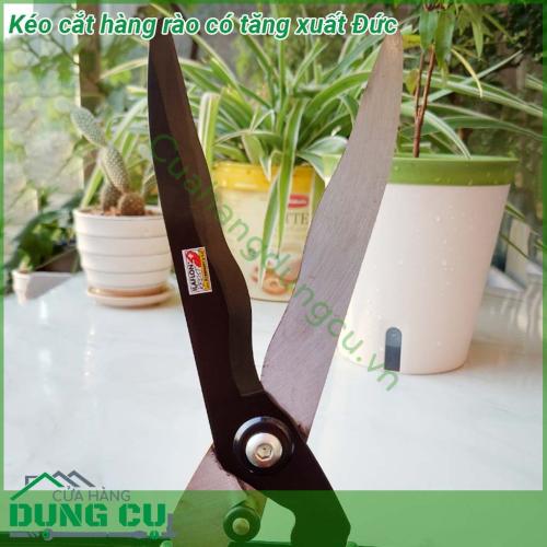 Kéo cắt hàng rào có tăng xuất Đức làm bằng thép chất lượng cao lưỡi kéo sắc bén Cán kéo được chế tạo bằng hợp kim nhôm nhẹ và có độ cứng tốt Một phần cán kéo được bọc cao su mềm giúp chống trơn trượt khi tay có nước