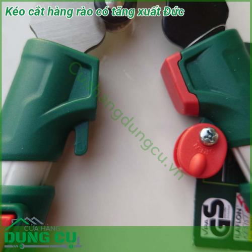 Kéo cắt hàng rào có tăng xuất Đức làm bằng thép chất lượng cao lưỡi kéo sắc bén Cán kéo được chế tạo bằng hợp kim nhôm nhẹ và có độ cứng tốt Một phần cán kéo được bọc cao su mềm giúp chống trơn trượt khi tay có nước
