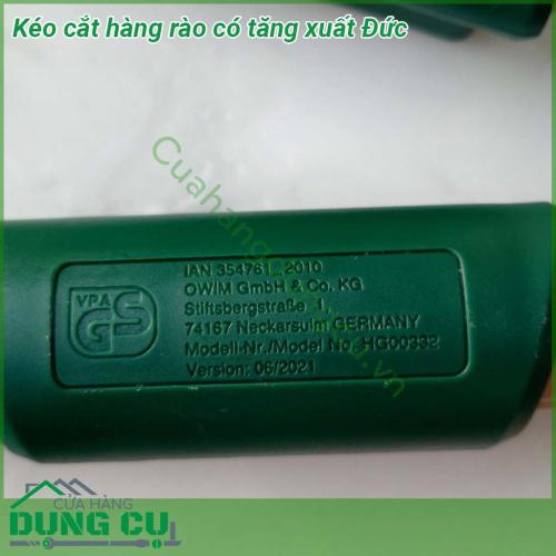 Kéo cắt hàng rào có tăng xuất Đức làm bằng thép chất lượng cao lưỡi kéo sắc bén Cán kéo được chế tạo bằng hợp kim nhôm nhẹ và có độ cứng tốt Một phần cán kéo được bọc cao su mềm giúp chống trơn trượt khi tay có nước