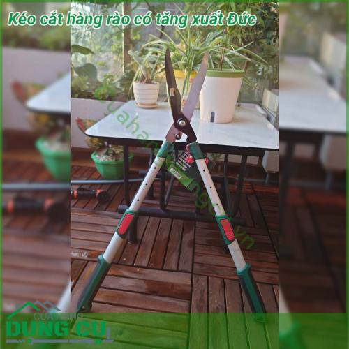 Kéo cắt hàng rào có tăng xuất Đức làm bằng thép chất lượng cao lưỡi kéo sắc bén Cán kéo được chế tạo bằng hợp kim nhôm nhẹ và có độ cứng tốt Một phần cán kéo được bọc cao su mềm giúp chống trơn trượt khi tay có nước